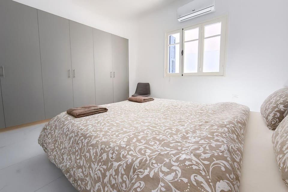 Bed, Photo of the whole room, Bedroom, wardrobe
