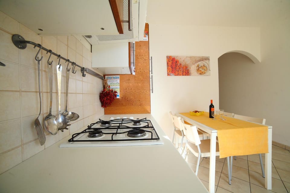 Kitchen or kitchenette, Dining area, stove