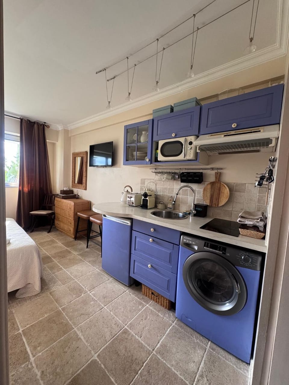 Bedroom, dishwasher, stove, washing machine