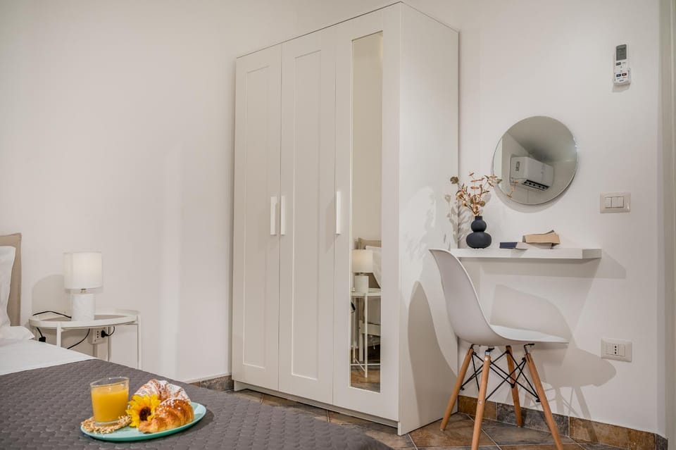 Bedroom, heating, wardrobe, air conditioner