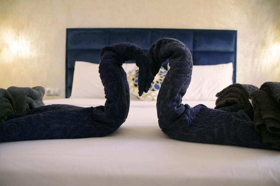 Bed, People, Photo of the whole room, Bedroom, group of guests