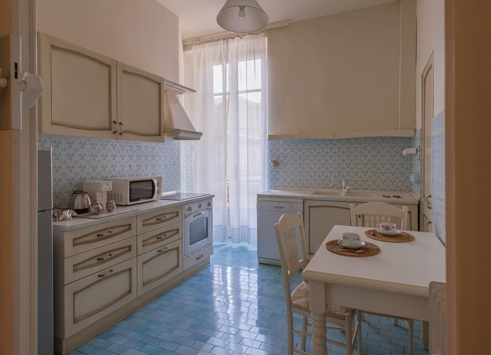 Coffee/tea facilities, oven, stove