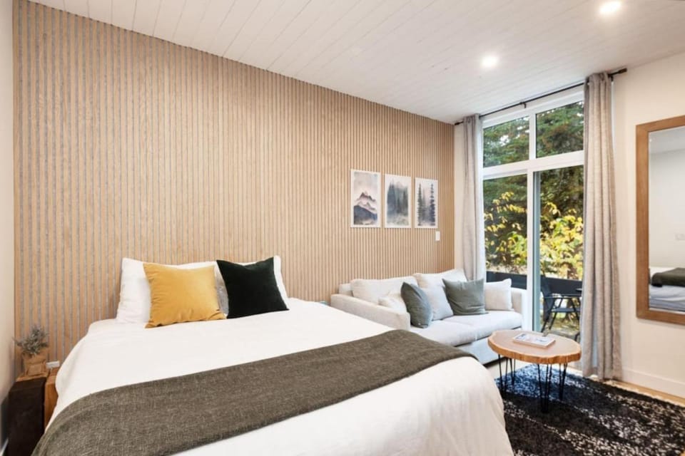 Cozy Room at Glacier Lodge Apartment in Whistler