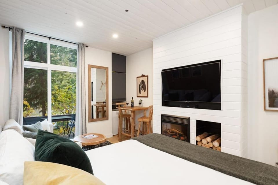 Cozy Room at Glacier Lodge Apartment in Whistler