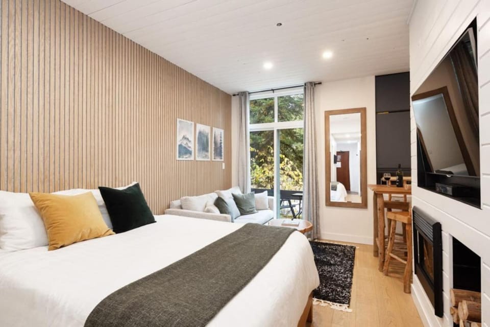 Cozy Room at Glacier Lodge Apartment in Whistler