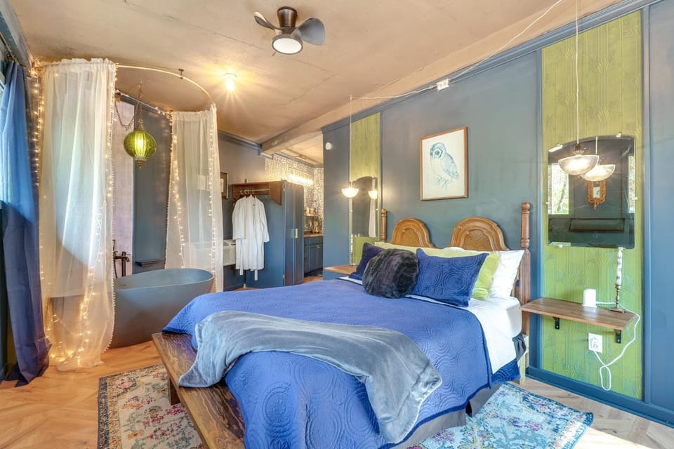 Grill and Rooftop Deck Cozy Hideaway in Garfield Apartment in Beaver Lake