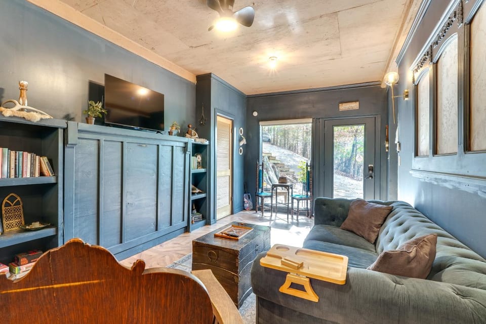 Grill and Rooftop Deck Cozy Hideaway in Garfield Apartment in Beaver Lake