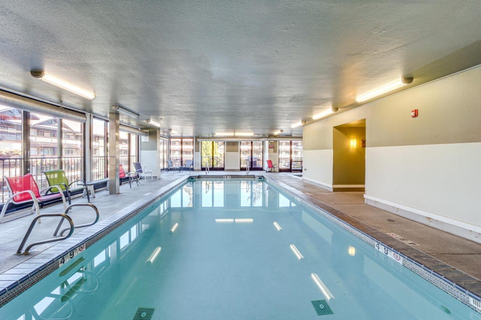 Walk to the Lake: Chelan Condo w/ Mtn Views! House in Chelan (In Town)