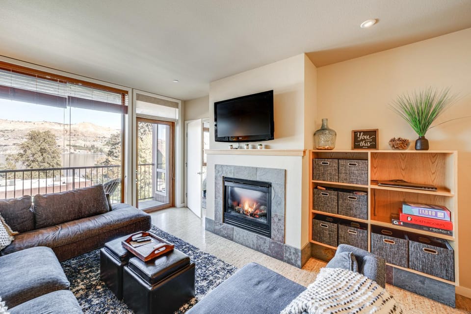 Walk to the Lake: Chelan Condo w/ Mtn Views! House in Chelan (In Town)