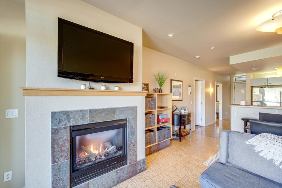 Walk to the Lake: Chelan Condo w/ Mtn Views! House in Chelan (In Town)