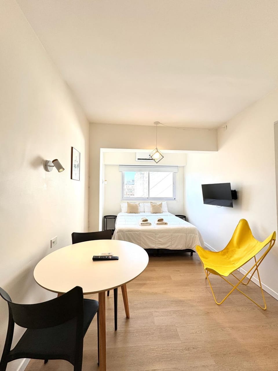 Bed, TV and multimedia, Living room, Photo of the whole room, Seating area, Dining area, Bedroom