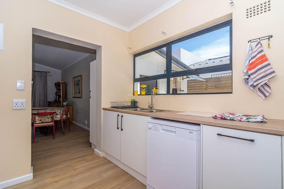 Kitchen or kitchenette, dishwasher