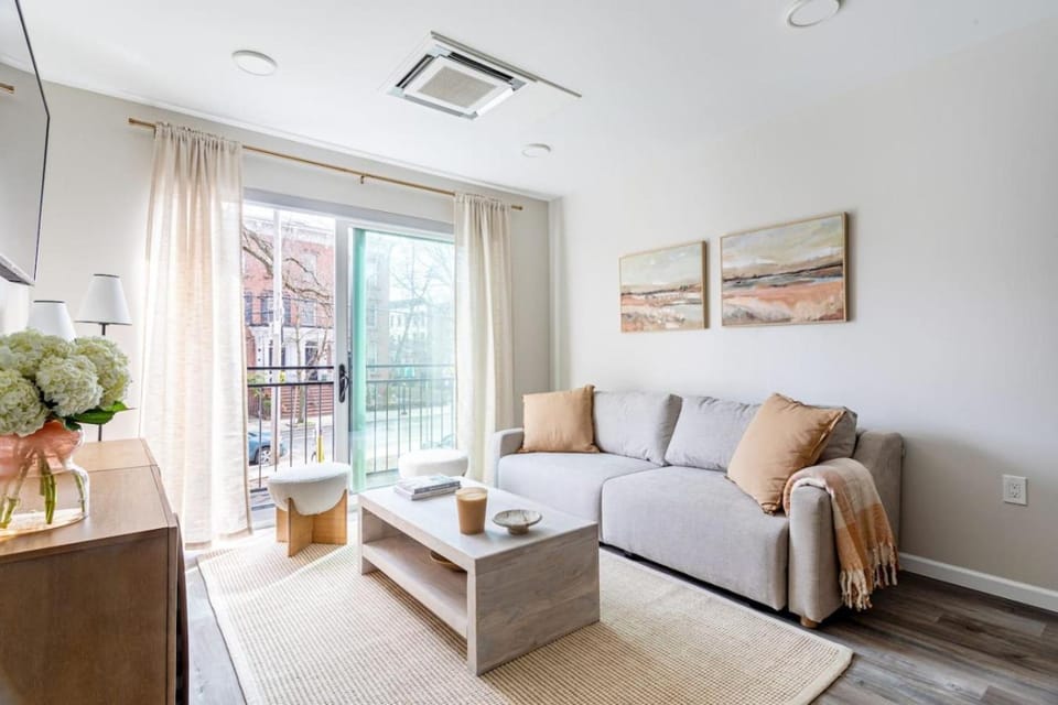 Stylish Yale Wooster Square Downtown Laundry Apartment in New Haven