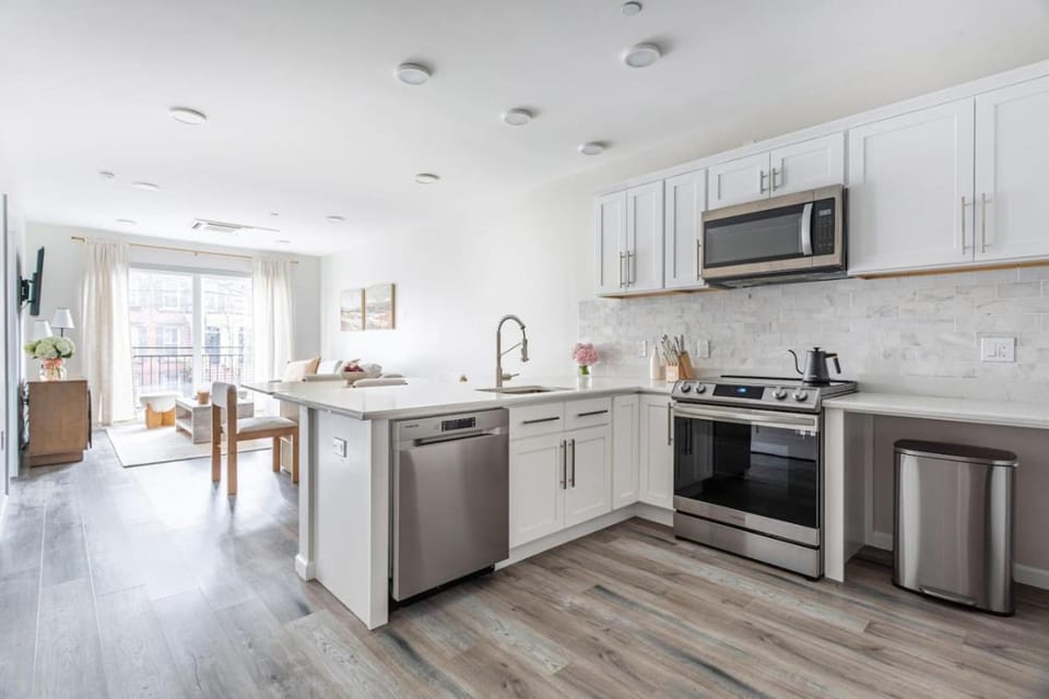 Stylish Yale Wooster Square Downtown Laundry Apartment in New Haven
