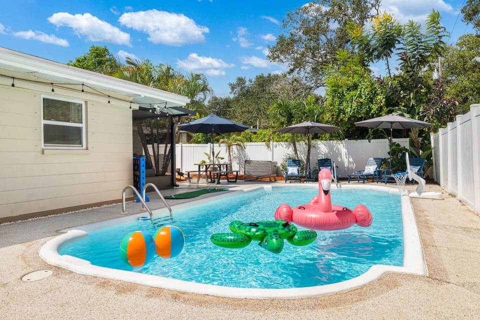 Seminole Shores Private Pool Outdoor Games Wifi House in Bay Pines