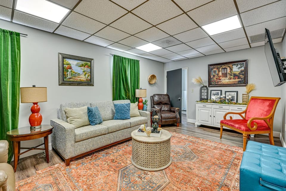 8 Mi to Tarpon Springs Sponge Docks: Gem w/ Games House in Tampa