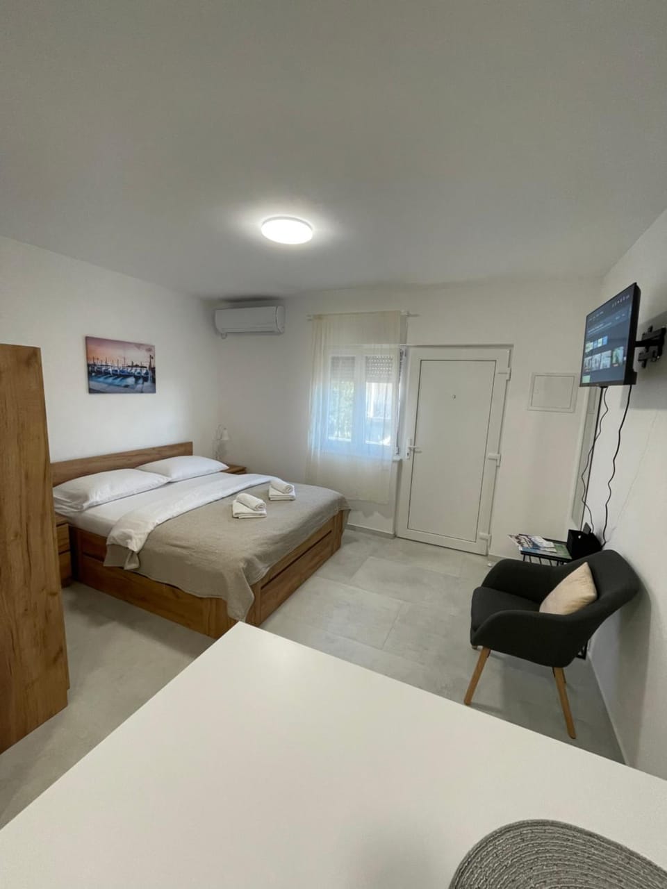 Bed, TV and multimedia, air conditioner