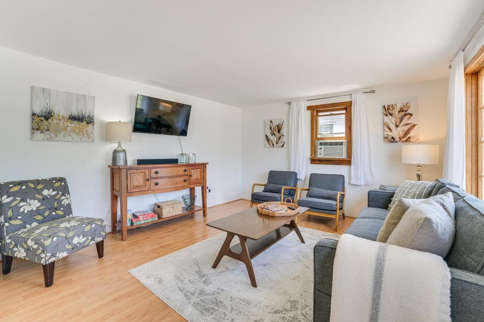 Hike, Ski & Ice Fish! Cozy Bungalow in Cedar House in Michigan