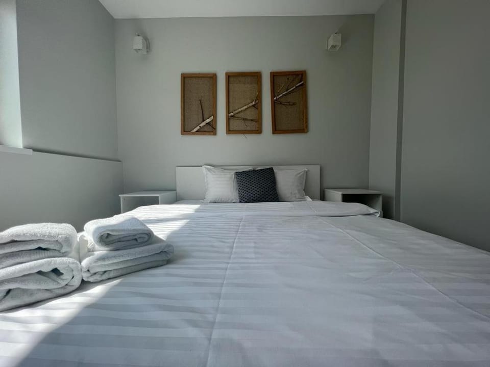 Bed, Bedroom, towels