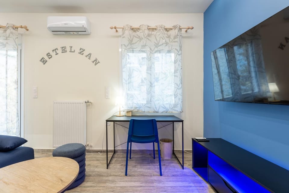 TV and multimedia, Living room, Seating area, air conditioner