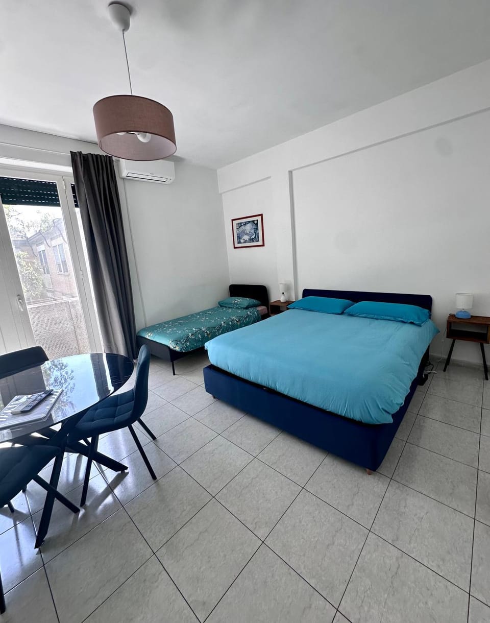Bed, Photo of the whole room, Seating area, Bedroom, air conditioner