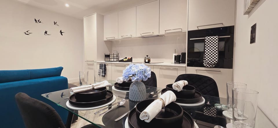 Abbey Corner By Nivaas-Located in the heart of the city centre-5 minute walk to train station-20 minutes to London via train Apartment in Reading