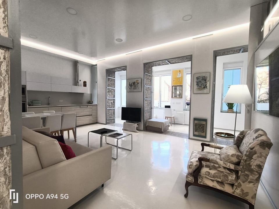 Communal lounge/ TV room, TV and multimedia, Living room, Seating area