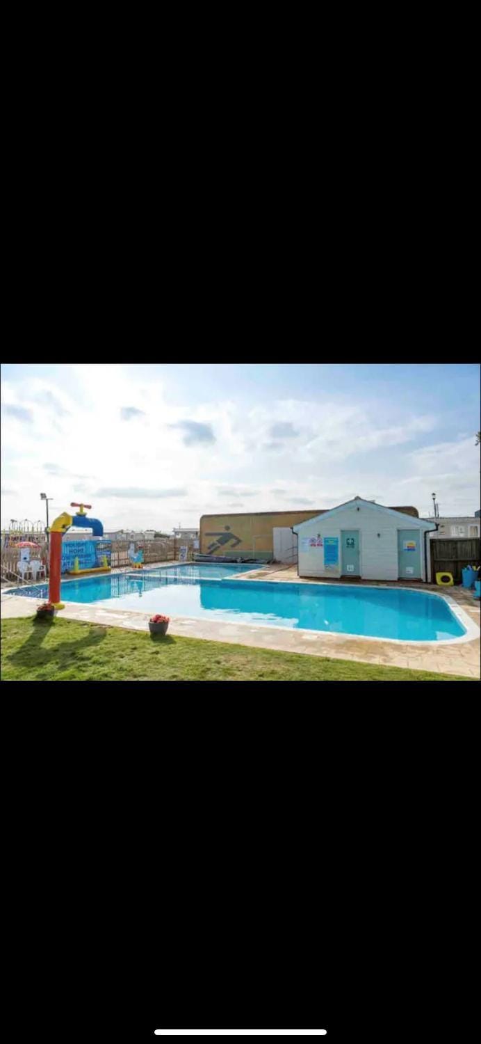 Luxury 6 Berth Holiday Caravan Campground/ 
RV Resort in City of Canterbury