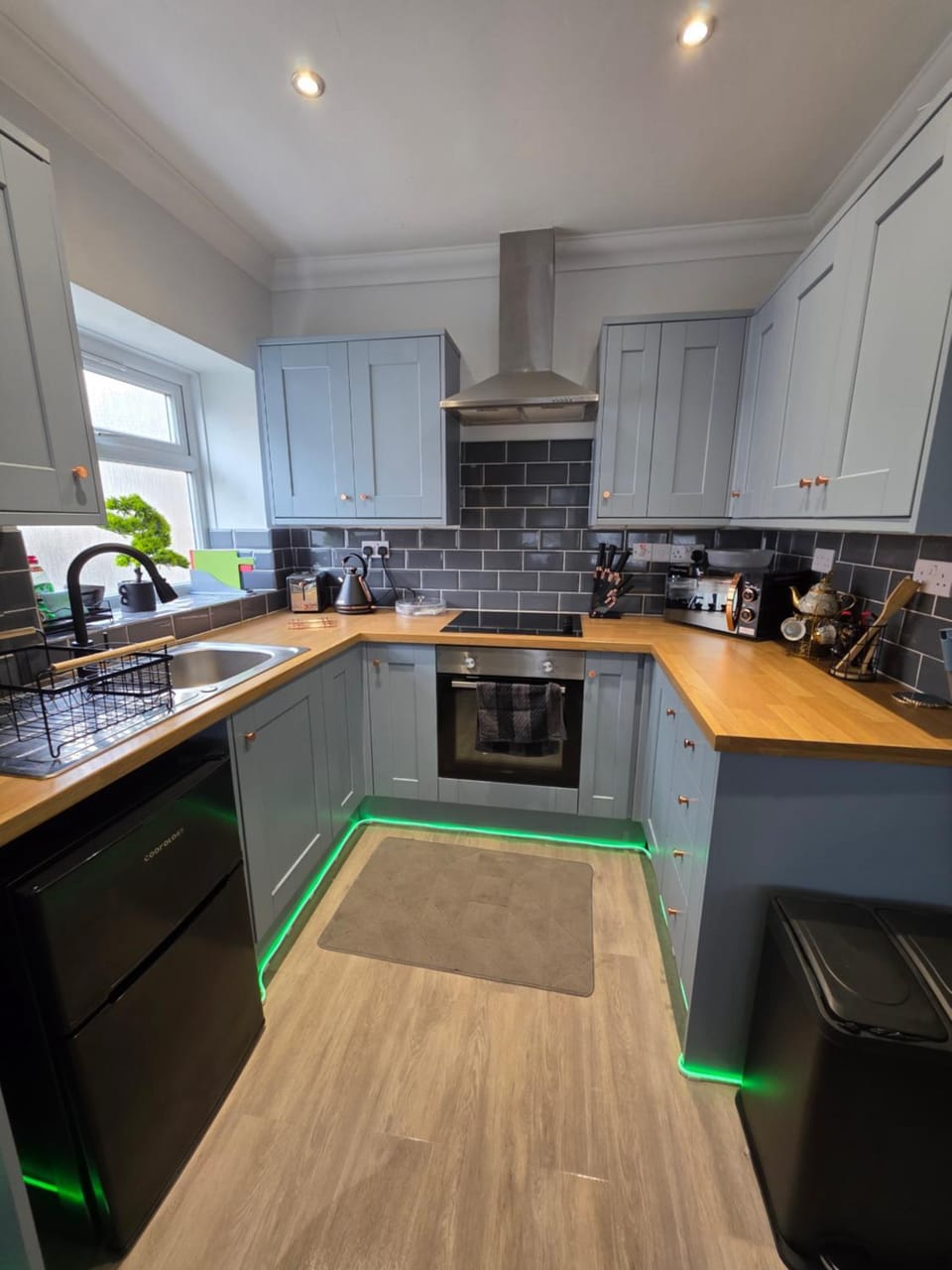 Kitchen or kitchenette, pet friendly, stove, toaster