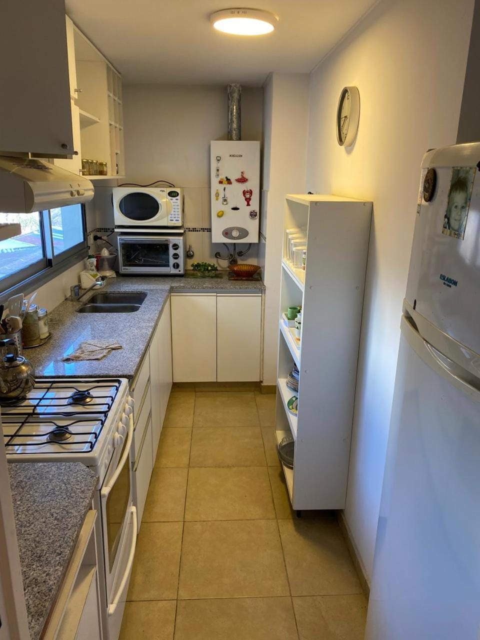 Kitchen or kitchenette, microwave, minibar, oven, toaster
