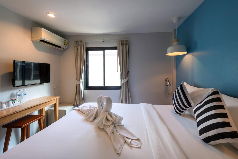 Photo of the whole room, Bedroom