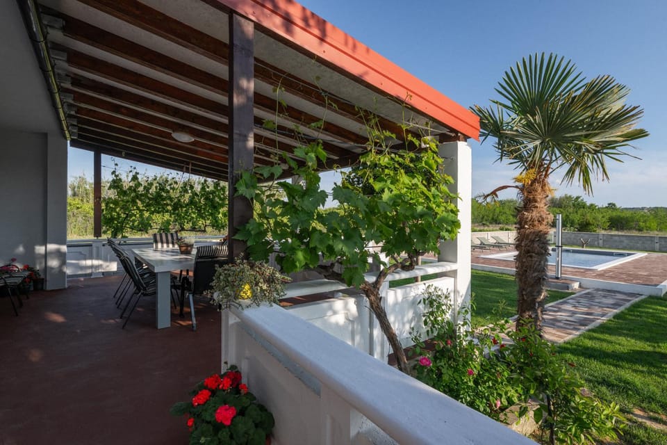 Patio, Spring, Day, Natural landscape, Garden, View (from property/room), Balcony/Terrace, Garden view, Pool view, Swimming pool, sunbed