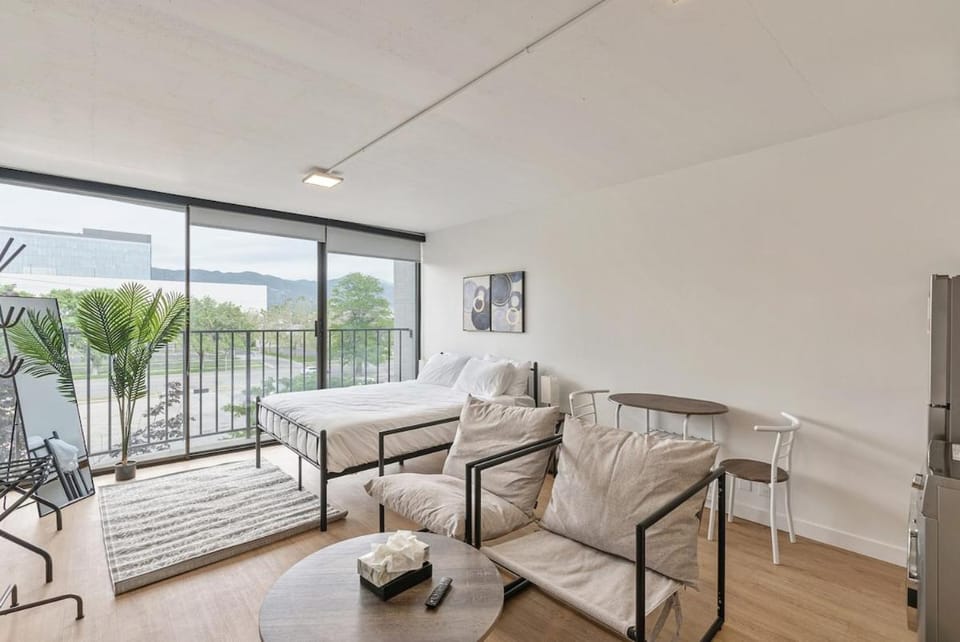 Central Studio Apt - 65 TV - Gym - Parking Apartment in Salt Lake City