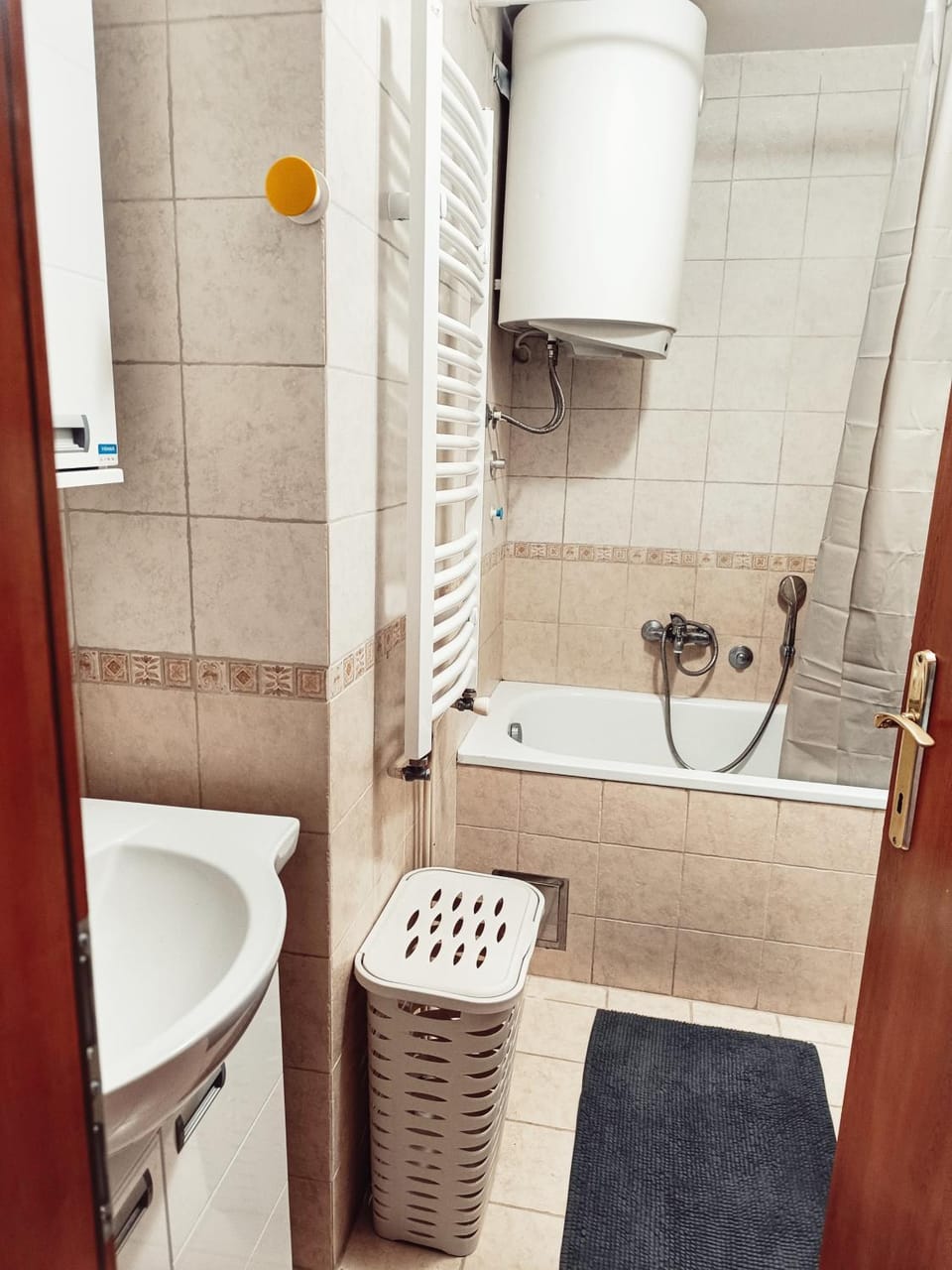 Toilet, Bathroom, towels