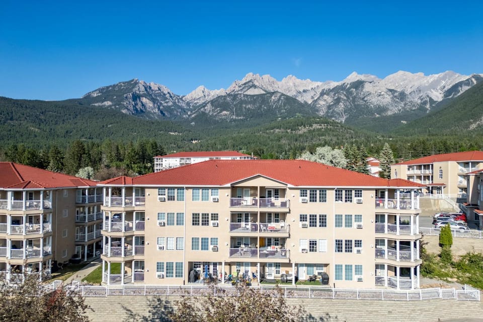 Mountain View Villas with Fairmont Creek Vacation Rentals Apartment in British Columbia