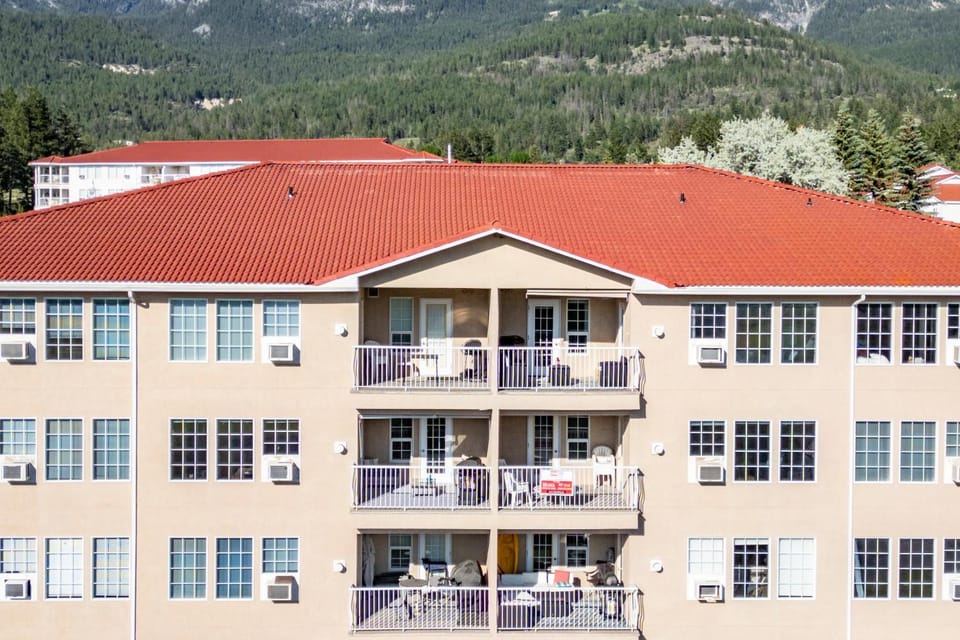 Mountain View Villas with Fairmont Creek Vacation Rentals Apartment in British Columbia