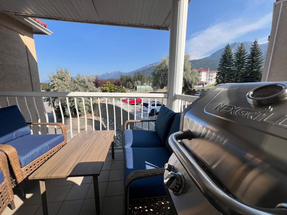 Mountain View Villas with Fairmont Creek Vacation Rentals Apartment in British Columbia