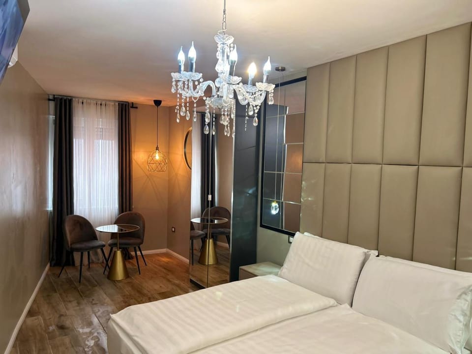 Bed, TV and multimedia, Photo of the whole room, Seating area, Bedroom