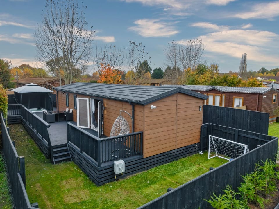 Property building, Communal lounge/ TV room, Spring, Day, Natural landscape, Garden, Evening entertainment, Garden view