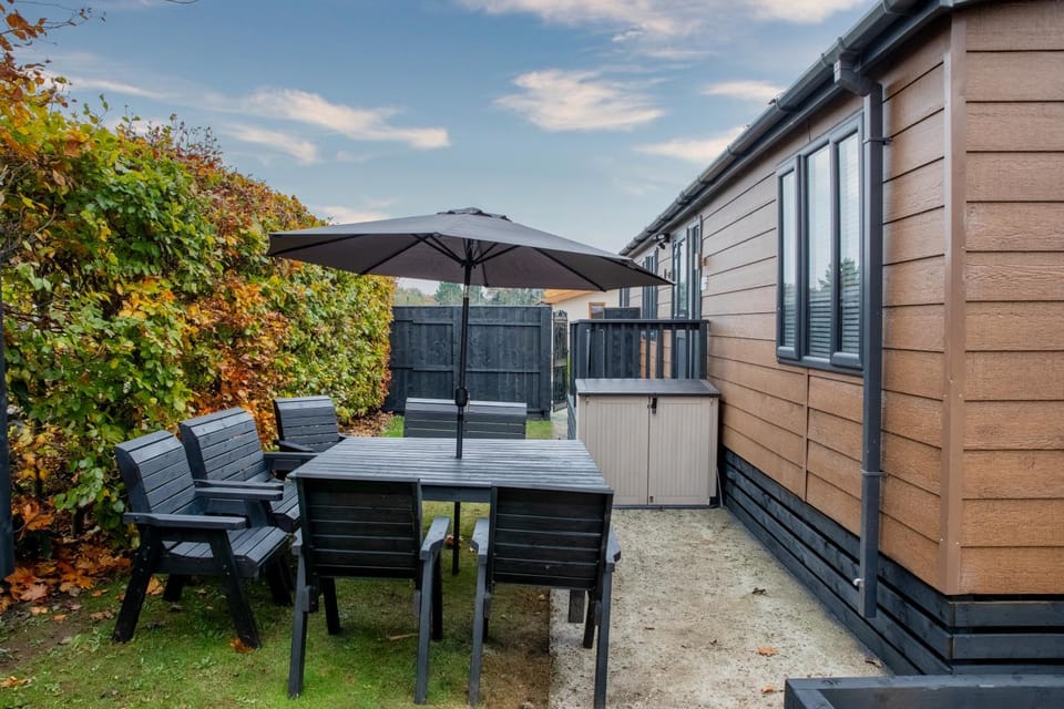 Property building, Patio, Day, BBQ facilities, Garden, Dining area, Garden view