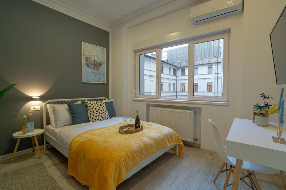 Bed, Seating area, Dining area, Bedroom, air conditioner