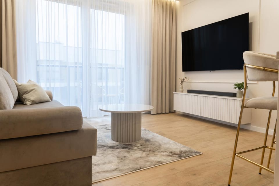 Communal lounge/ TV room, TV and multimedia, Living room, Seating area, Evening entertainment