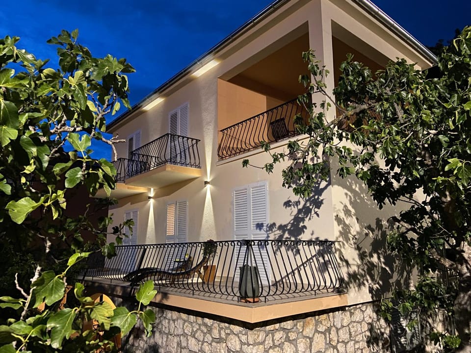 Property building, Balcony/Terrace, Garden view