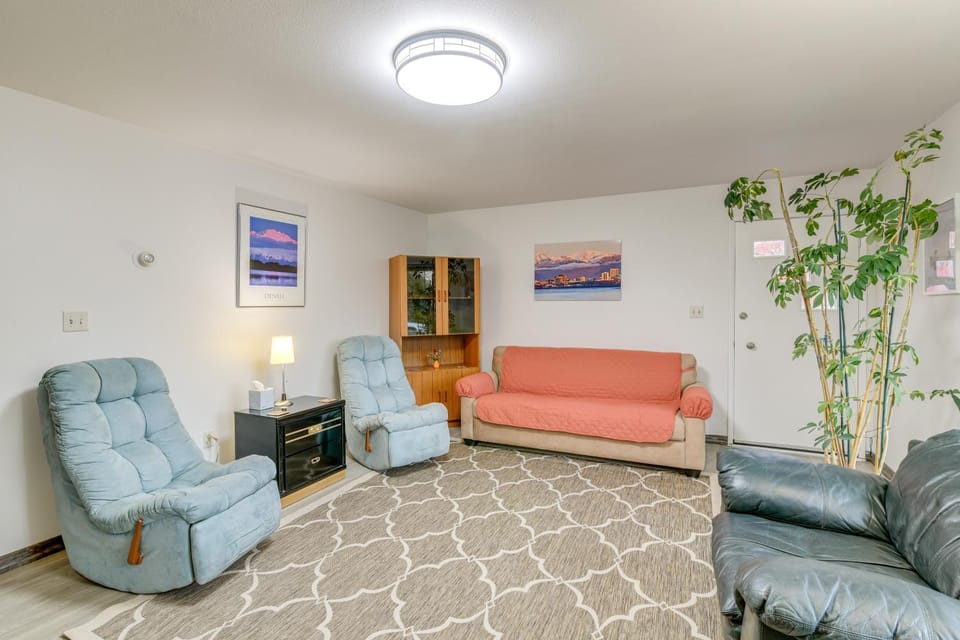 Anchorage Townhome: 2 Mi to Dwtn! House in Anchorage