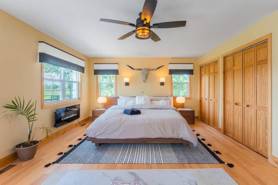 Bedroom, fireplace, wardrobe
