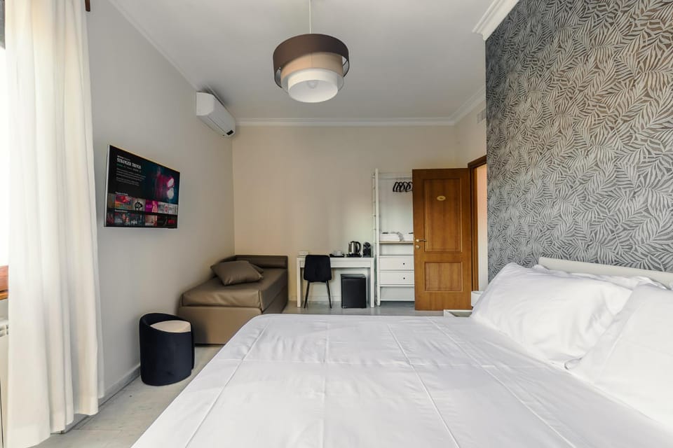 Bed, TV and multimedia, Coffee/tea facilities, Photo of the whole room, minibar