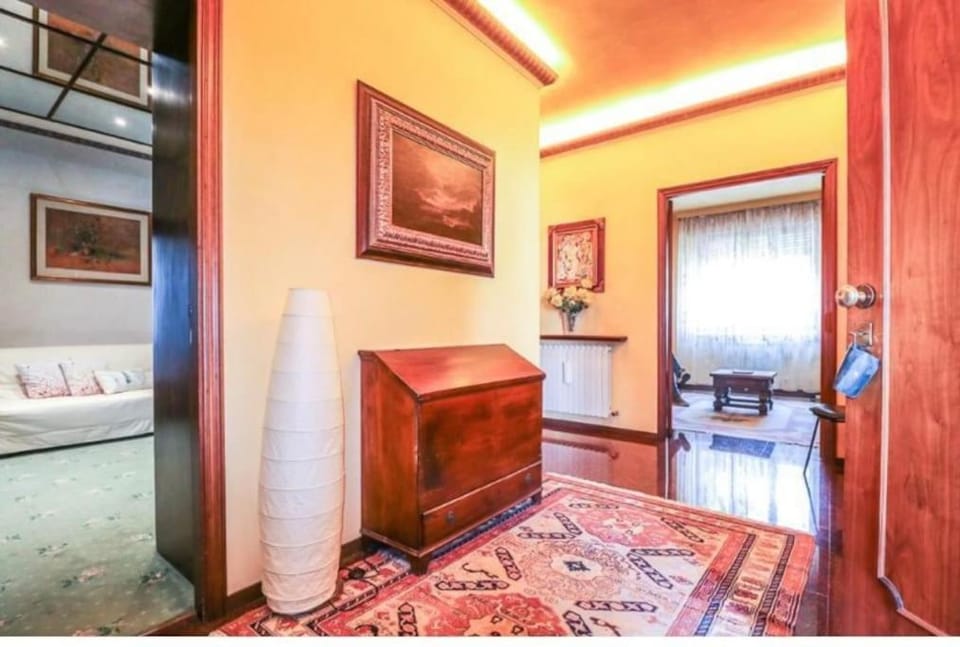 Photo of the whole room, Seating area