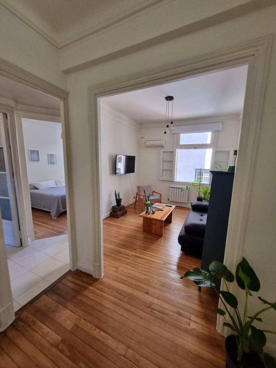 Bed, TV and multimedia, Living room, Photo of the whole room, Seating area, Bedroom