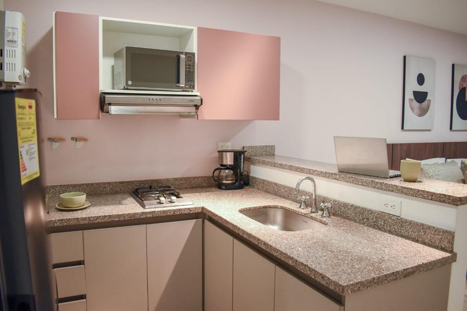 Kitchen or kitchenette, minibar