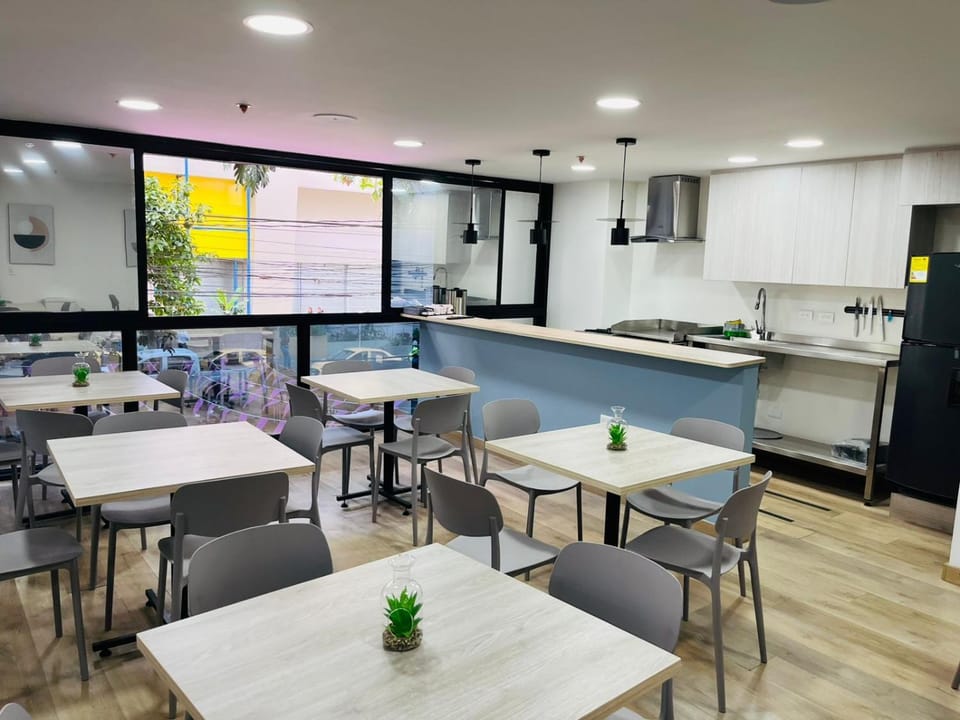 Restaurant/places to eat, Dining area